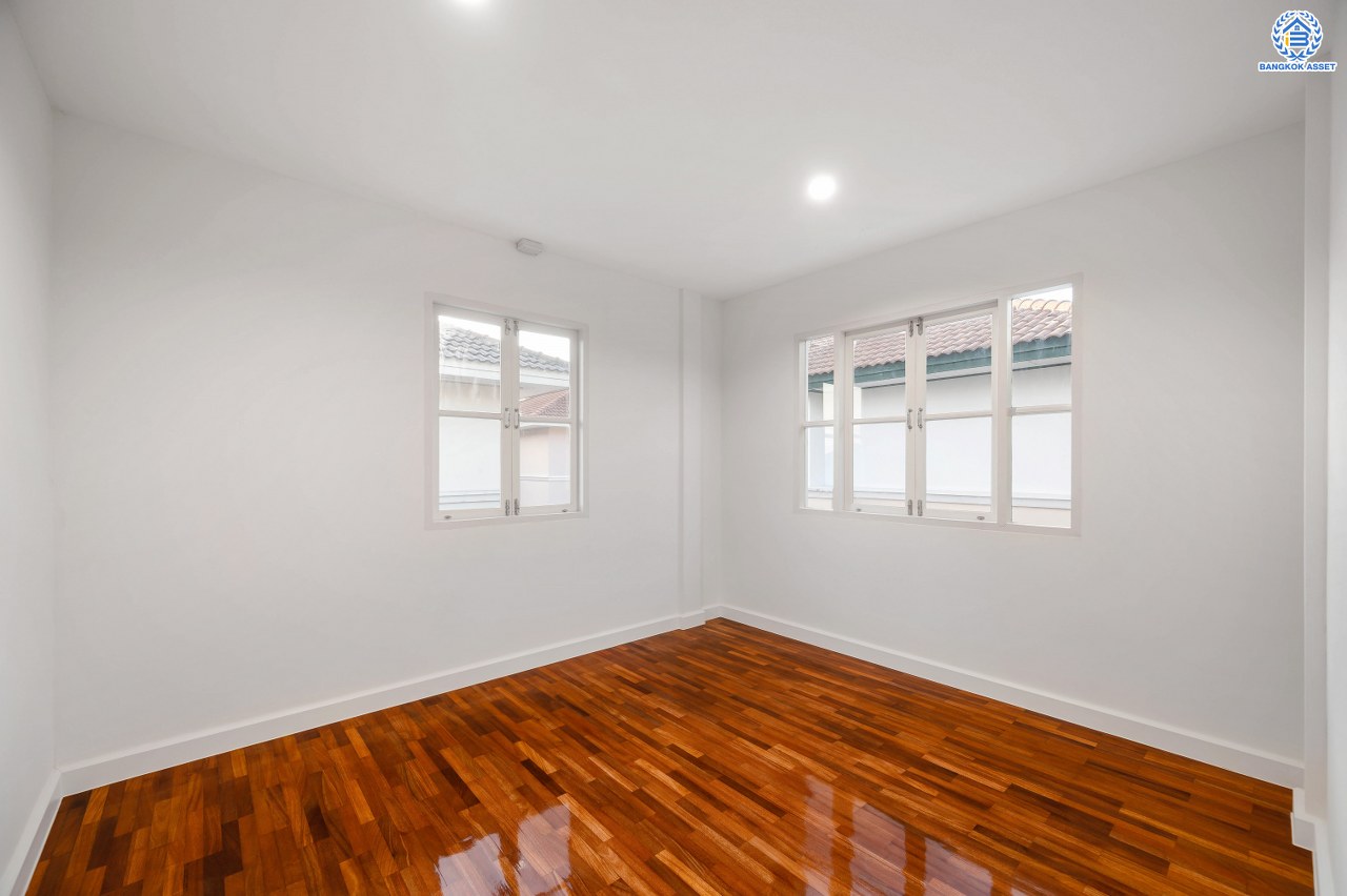 บ้านมือสองตกแต่งใหม่ แบรนด์ LH โครงการ ชัยพฤกษ์ วัดลาดปลาดุก หลังมุม ตอบโจทย์ทุกการอยู่อาศัย เนื้อที่ 58.9 ตร.ว. พื้นที่ใช้สอย 141.6 ตร.ม. ฟังก์ชัน 3 ห้องนอน 2 ห้องน้ำ บนทำเลดีที่สุด ใกล้เซ็นทรัล เวสต์เกต ทางด่วน "กาญจนาภิเษก" และรถไฟฟ้าสายสีม่วง "สถานีคลองบางไผ่"